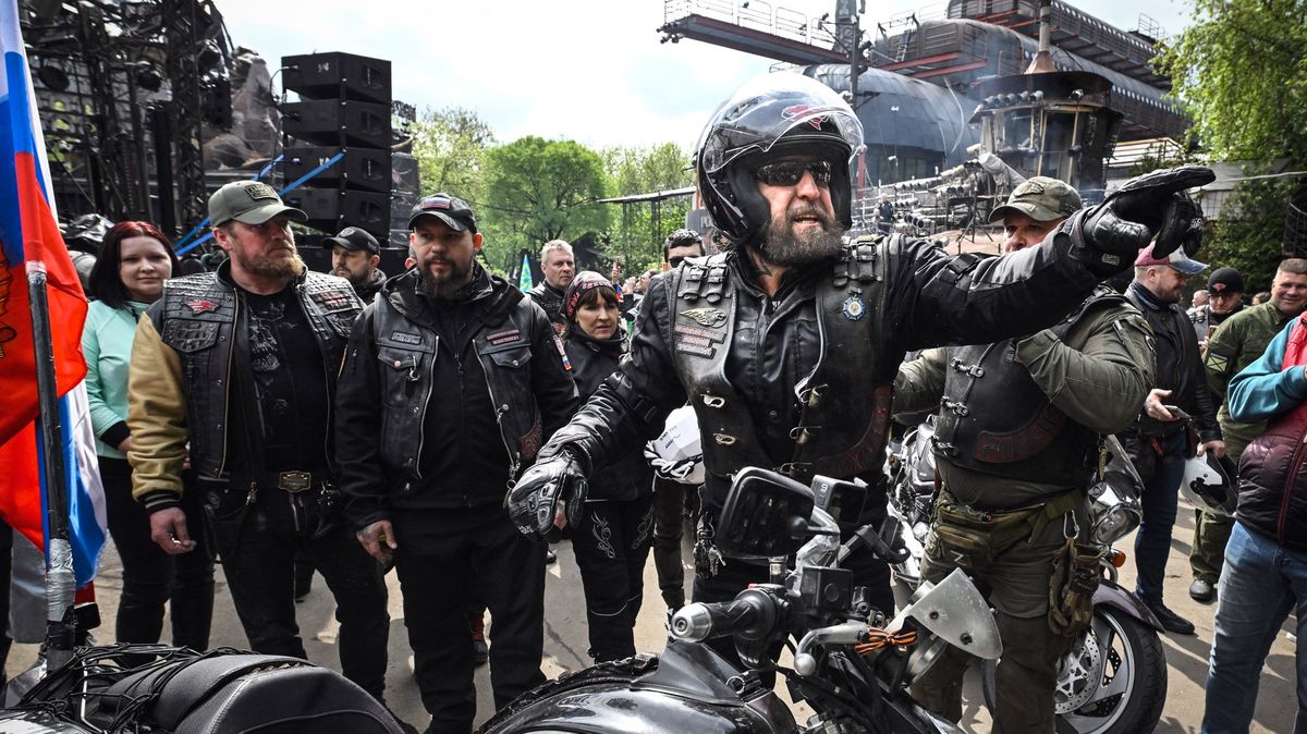 Noční vlci vyrazili na spanilou jízdu z Moskvy do Berlína, někteří mají na motorkách symbol ruské invaze